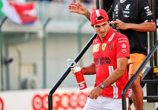Carlos Sainz Jr (ESP) Ferrari on the drivers parade.
21.11.2021. Formula 1 World Championship, Rd 20, Qatar Grand Prix, Doha, Qatar, Race Day.
- www.xpbimages.com, EMail: requests@xpbimages.com © Copyright: Batchelor / XPB Images