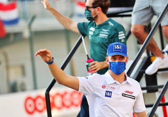 Mick Schumacher (GER) Haas F1 Team on the drivers parade.
21.11.2021. Formula 1 World Championship, Rd 20, Qatar Grand Prix, Doha, Qatar, Race Day.
- www.xpbimages.com, EMail: requests@xpbimages.com © Copyright: Batchelor / XPB Images