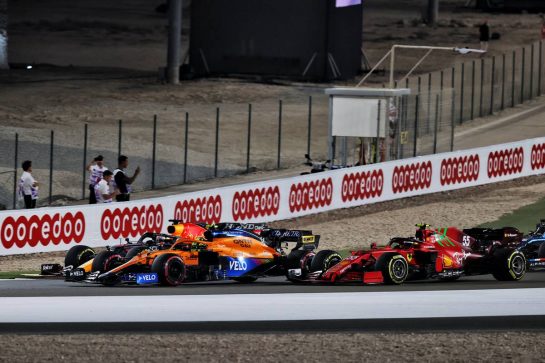 Max Verstappen (NLD) Red Bull Racing RB16B battle for position with Lando Norris (GBR) McLaren MCL35M and Carlos Sainz Jr (ESP) Ferrari SF-21 at the start of the race.
21.11.2021. Formula 1 World Championship, Rd 20, Qatar Grand Prix, Doha, Qatar, Race Day.
- www.xpbimages.com, EMail: requests@xpbimages.com © Copyright: Moy / XPB Images
