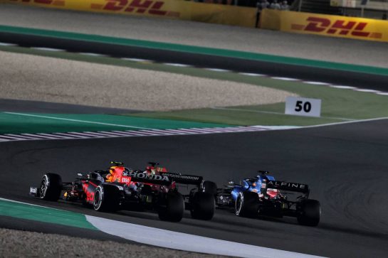 Sergio Perez (MEX) Red Bull Racing RB16B battles for position with Charles Leclerc (MON) Ferrari SF-21 and Fernando Alonso (ESP) Alpine F1 Team A521.
21.11.2021. Formula 1 World Championship, Rd 20, Qatar Grand Prix, Doha, Qatar, Race Day.
- www.xpbimages.com, EMail: requests@xpbimages.com © Copyright: Moy / XPB Images