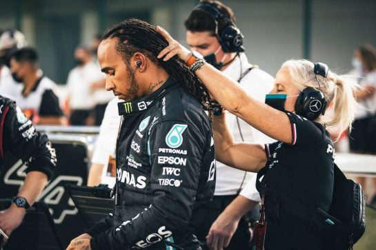 Lewis Hamilton (GBR) Mercedes AMG F1 with Angela Cullen (NZL) Mercedes AMG F1 Physiotherapist on the grid.
21.11.2021. Formula 1 World Championship, Rd 20, Qatar Grand Prix, Doha, Qatar, Race Day.
- www.xpbimages.com, EMail: requests@xpbimages.com © Copyright: Batchelor / XPB Images