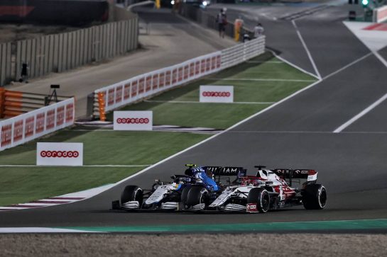 Kimi Raikkonen (FIN) Alfa Romeo Racing C41 and Nicholas Latifi (CDN) Williams Racing FW43B battle for position.
21.11.2021. Formula 1 World Championship, Rd 20, Qatar Grand Prix, Doha, Qatar, Race Day.
- www.xpbimages.com, EMail: requests@xpbimages.com © Copyright: Moy / XPB Images
