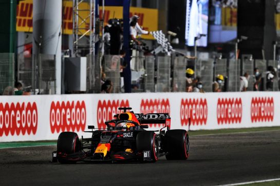 Second placed Max Verstappen (NLD) Red Bull Racing RB16B takes the chequered flag at the end of the race.
21.11.2021. Formula 1 World Championship, Rd 20, Qatar Grand Prix, Doha, Qatar, Race Day.
- www.xpbimages.com, EMail: requests@xpbimages.com © Copyright: Moy / XPB Images