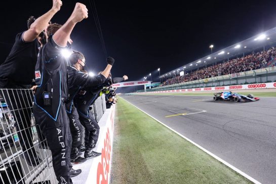 Alpine F1 Team celebrates third position for Fernando Alonso (ESP) Alpine F1 Team at the end of the race.
21.11.2021. Formula 1 World Championship, Rd 20, Qatar Grand Prix, Doha, Qatar, Race Day.
- www.xpbimages.com, EMail: requests@xpbimages.com © Copyright: Charniaux / XPB Images