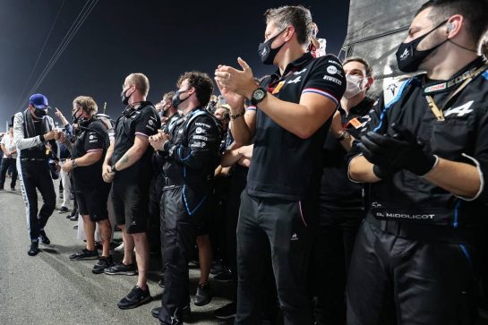 Esteban Ocon (FRA) Alpine F1 Team celebrates with the team at the podium.
21.11.2021. Formula 1 World Championship, Rd 20, Qatar Grand Prix, Doha, Qatar, Race Day.
- www.xpbimages.com, EMail: requests@xpbimages.com © Copyright: Charniaux / XPB Images
