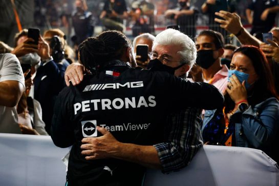 Race winner Lewis Hamilton (GBR) Mercedes AMG F1 celebrates with George Lucas (USA) Star Wars Creator in parc ferme.
21.11.2021. Formula 1 World Championship, Rd 20, Qatar Grand Prix, Doha, Qatar, Race Day.
- www.xpbimages.com, EMail: requests@xpbimages.com © Copyright: FIA Pool Image for Editorial Use Only