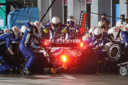 Mick Schumacher (GER) Haas VF-21 makes a pit stop.
21.11.2021. Formula 1 World Championship, Rd 20, Qatar Grand Prix, Doha, Qatar, Race Day.
- www.xpbimages.com, EMail: requests@xpbimages.com © Copyright: Charniaux / XPB Images
