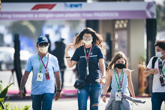 Emerson Fittipaldi (BRA) with his wife Rossana Fanucchi (BRA), son Emerson (BRA) and daughter Vittoria Emerson Fittipaldi (BRA).
03.12.2021 Formula 1 World Championship, Rd 21, Saudi Arabian Grand Prix, Jeddah, Saudi Arabia, Practice Day.
- www.xpbimages.com, EMail: requests@xpbimages.com © Copyright: Bearne / XPB Images