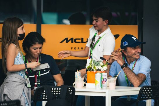 Emerson Fittipaldi (BRA) with his wife Rossana Fanucchi (BRA), son Emerson (BRA) and daughter Vittoria Emerson Fittipaldi (BRA).
03.12.2021 Formula 1 World Championship, Rd 21, Saudi Arabian Grand Prix, Jeddah, Saudi Arabia, Practice Day.
- www.xpbimages.com, EMail: requests@xpbimages.com © Copyright: Bearne / XPB Images