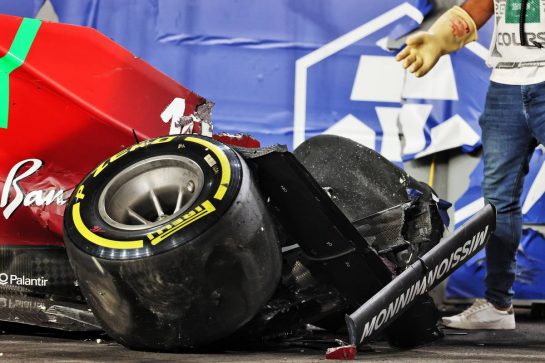 The damaged Ferrari SF-21 of Charles Leclerc (MON) after he crashed in the second practice session.
03.12.2021 Formula 1 World Championship, Rd 21, Saudi Arabian Grand Prix, Jeddah, Saudi Arabia, Practice Day.
- www.xpbimages.com, EMail: requests@xpbimages.com © Copyright: Moy / XPB Images
