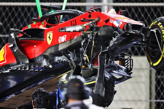 The damaged Ferrari SF-21 of Charles Leclerc (MON) after he crashed in the second practice session.
03.12.2021 Formula 1 World Championship, Rd 21, Saudi Arabian Grand Prix, Jeddah, Saudi Arabia, Practice Day.
- www.xpbimages.com, EMail: requests@xpbimages.com © Copyright: Moy / XPB Images