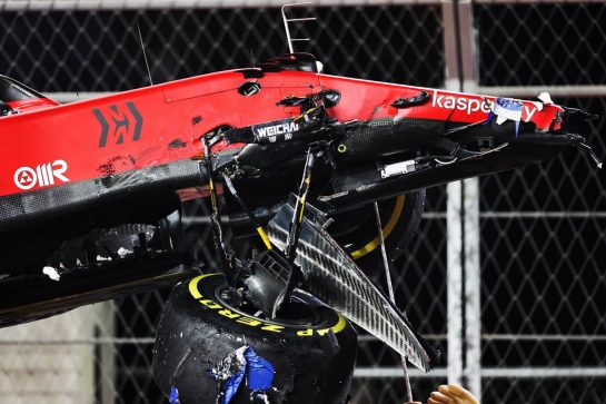 The damaged Ferrari SF-21 of Charles Leclerc (MON) after he crashed in the second practice session.
03.12.2021 Formula 1 World Championship, Rd 21, Saudi Arabian Grand Prix, Jeddah, Saudi Arabia, Practice Day.
- www.xpbimages.com, EMail: requests@xpbimages.com © Copyright: Moy / XPB Images