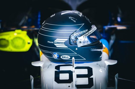 The helmet of George Russell (GBR) Williams Racing.
04.12.2021. Formula 1 World Championship, Rd 21, Saudi Arabian Grand Prix, Jeddah, Saudi Arabia, Qualifying Day.
- www.xpbimages.com, EMail: requests@xpbimages.com &copy; Copyright: Bearne / XPB Images