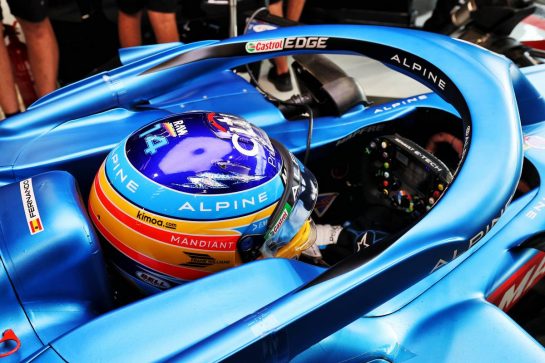 Fernando Alonso (ESP) Alpine F1 Team A521 with his helmet carrying a tribute to Frank Williams.
04.12.2021. Formula 1 World Championship, Rd 21, Saudi Arabian Grand Prix, Jeddah, Saudi Arabia, Qualifying Day.
- www.xpbimages.com, EMail: requests@xpbimages.com &copy; Copyright: Moy / XPB Images