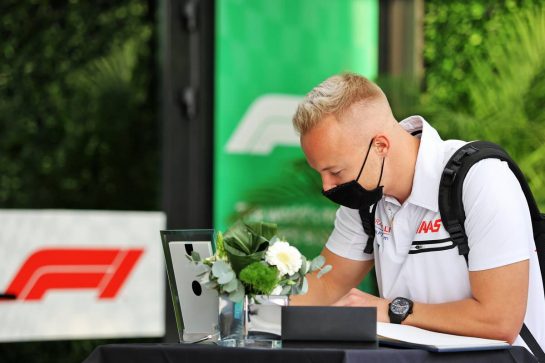 Nikita Mazepin (RUS) Haas F1 Team writes in the book of condolences for Frank Williams in the paddock.
05.12.2021. Formula 1 World Championship, Rd 21, Saudi Arabian Grand Prix, Jeddah, Saudi Arabia, Race Day.
- www.xpbimages.com, EMail: requests@xpbimages.com &copy; Copyright: Moy / XPB Images