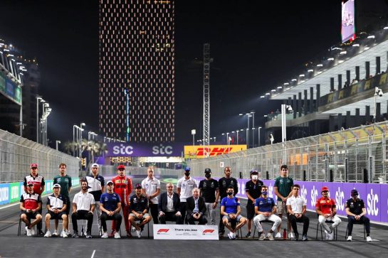 Stefano Domenicali (ITA) Formula One President and CEO and the drivers say thank you to Jean Todt (FRA) FIA President.
05.12.2021. Formula 1 World Championship, Rd 21, Saudi Arabian Grand Prix, Jeddah, Saudi Arabia, Race Day.
- www.xpbimages.com, EMail: requests@xpbimages.com &copy; Copyright: Moy / XPB Images