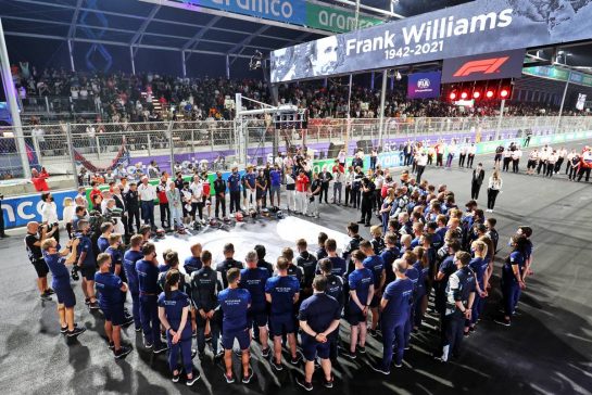 The Williams Racing team and the paddock observe a minute's silence for Frank Williams.
05.12.2021. Formula 1 World Championship, Rd 21, Saudi Arabian Grand Prix, Jeddah, Saudi Arabia, Race Day.
- www.xpbimages.com, EMail: requests@xpbimages.com &copy; Copyright: Charniaux / XPB Images