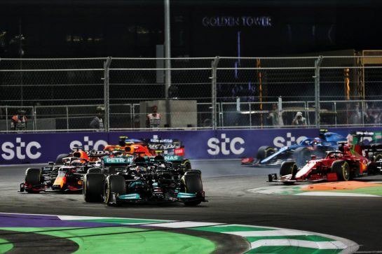 Lewis Hamilton (GBR) Mercedes AMG F1 W12 leads at the start of the race.
05.12.2021. Formula 1 World Championship, Rd 21, Saudi Arabian Grand Prix, Jeddah, Saudi Arabia, Race Day.
- www.xpbimages.com, EMail: requests@xpbimages.com &copy; Copyright: Bearne / XPB Images