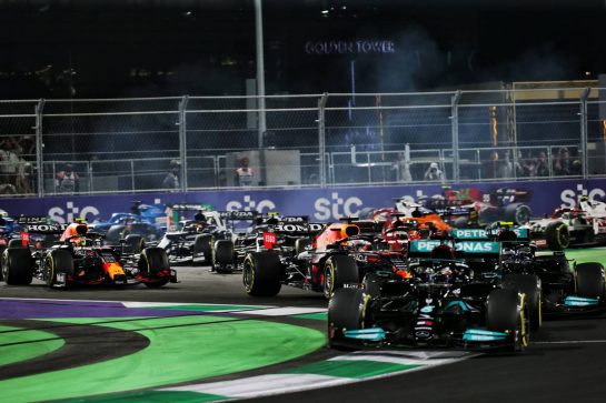 Max Verstappen (NLD) Red Bull Racing RB16B follows Lewis Hamilton (GBR) Mercedes AMG F1 W12 and Valtteri Bottas (FIN) Mercedes AMG F1 W12 at the start of the race.
05.12.2021. Formula 1 World Championship, Rd 21, Saudi Arabian Grand Prix, Jeddah, Saudi Arabia, Race Day.
- www.xpbimages.com, EMail: requests@xpbimages.com &copy; Copyright: Bearne / XPB Images