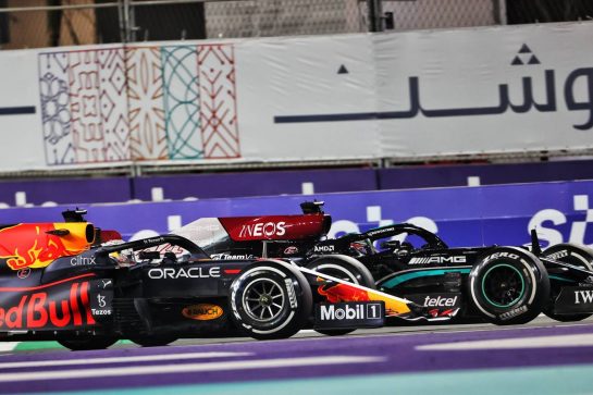 (L to R): Max Verstappen (NLD) Red Bull Racing RB16B and Lewis Hamilton (GBR) Mercedes AMG F1 W12 battle for the lead of the race at the first race restart.
05.12.2021. Formula 1 World Championship, Rd 21, Saudi Arabian Grand Prix, Jeddah, Saudi Arabia, Race Day.
- www.xpbimages.com, EMail: requests@xpbimages.com &copy; Copyright: Charniaux / XPB Images