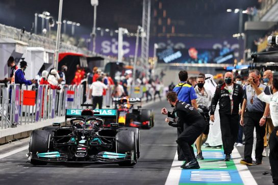 Race winner Valtteri Bottas (FIN) Mercedes AMG F1 W12 celebrates as he passes the team in the pits at the end of the race.
05.12.2021. Formula 1 World Championship, Rd 21, Saudi Arabian Grand Prix, Jeddah, Saudi Arabia, Race Day.
- www.xpbimages.com, EMail: requests@xpbimages.com &copy; Copyright: Moy / XPB Images