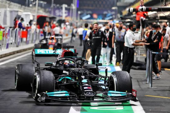 Race winner Valtteri Bottas (FIN) Mercedes AMG F1 W12 celebrates as he passes the team in the pits at the end of the race.
05.12.2021. Formula 1 World Championship, Rd 21, Saudi Arabian Grand Prix, Jeddah, Saudi Arabia, Race Day.
- www.xpbimages.com, EMail: requests@xpbimages.com &copy; Copyright: Moy / XPB Images