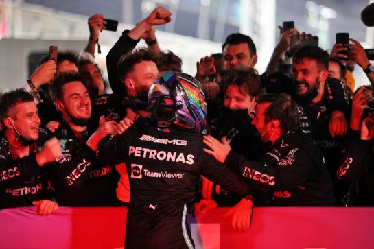 Race winner Lewis Hamilton (GBR) Mercedes AMG F1 celebrates with the team in parc ferme.
05.12.2021. Formula 1 World Championship, Rd 21, Saudi Arabian Grand Prix, Jeddah, Saudi Arabia, Race Day.
- www.xpbimages.com, EMail: requests@xpbimages.com &copy; Copyright: Moy / XPB Images