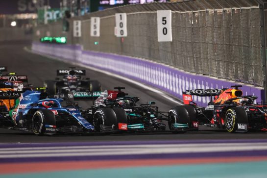 Esteban Ocon (FRA), Alpine F1 Team and Lewis Hamilton (GBR), Mercedes AMG F1  
05.12.2021. Formula 1 World Championship, Rd 21, Saudi Arabian Grand Prix, Jeddah, Saudi Arabia, Race Day.
- www.xpbimages.com, EMail: requests@xpbimages.com &copy; Copyright: Charniaux / XPB Images