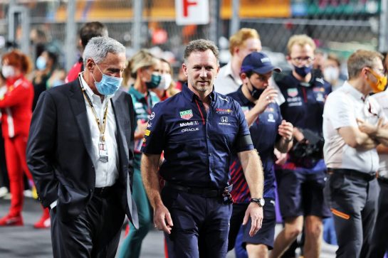 (L to R): Chase Carey (USA) with Christian Horner (GBR) Red Bull Racing Team Principal.
05.12.2021. Formula 1 World Championship, Rd 21, Saudi Arabian Grand Prix, Jeddah, Saudi Arabia, Race Day.
- www.xpbimages.com, EMail: requests@xpbimages.com &copy; Copyright: Moy / XPB Images