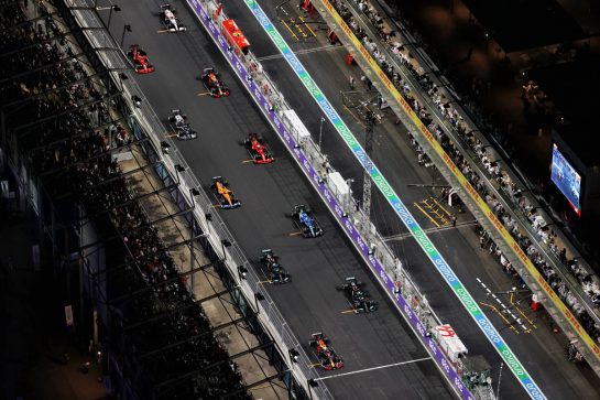 Max Verstappen (NLD) Red Bull Racing RB16B leads at the restart of the race.
05.12.2021. Formula 1 World Championship, Rd 21, Saudi Arabian Grand Prix, Jeddah, Saudi Arabia, Race Day.
- www.xpbimages.com, EMail: requests@xpbimages.com &copy; Copyright: Moy / XPB Images