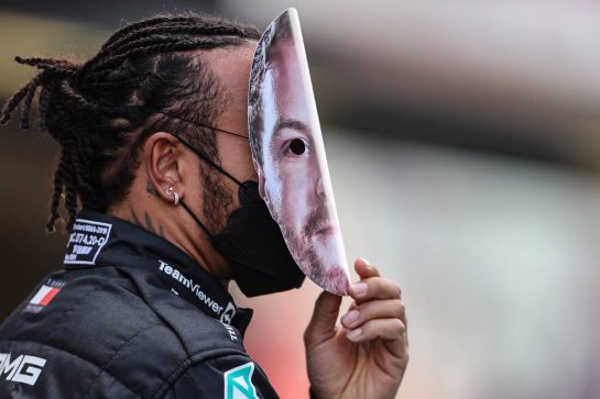 Lewis Hamilton (GBR), Mercedes AMG F1 wears a Valtteri Bottas (FIN), Mercedes AMG F1 mask.
12.12.2021. Formula 1 World Championship, Rd 22, Abu Dhabi Grand Prix, Yas Marina Circuit, Abu Dhabi, Race Day.
- www.xpbimages.com, EMail: requests@xpbimages.com © Copyright: Charniaux / XPB Images
