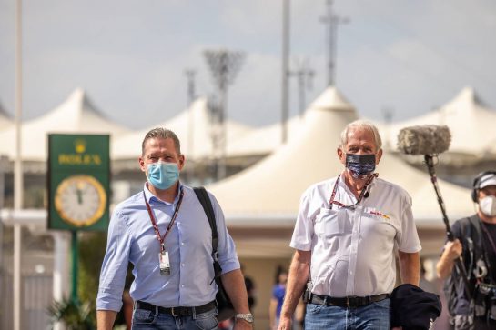 (L to R): Jos Verstappen (NLD) with Dr Helmut Marko (AUT) Red Bull Motorsport Consultant.
12.12.2021. Formula 1 World Championship, Rd 22, Abu Dhabi Grand Prix, Yas Marina Circuit, Abu Dhabi, Race Day.
- www.xpbimages.com, EMail: requests@xpbimages.com © Copyright: Bearne / XPB Images