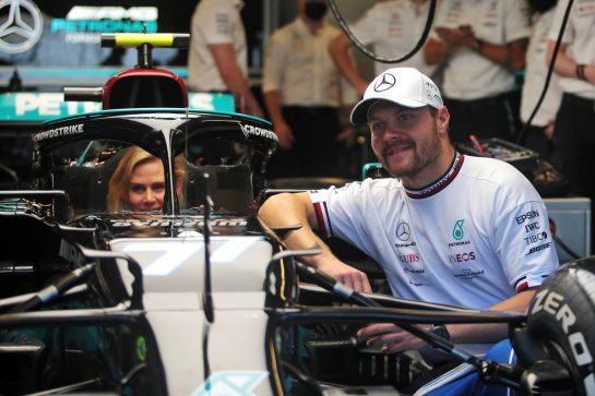 Valtteri Bottas (FIN) with girlfriend Tiffany Cromwell (AUS) Professional Cyclist in his Mercedes AMG F1 W12.
12.12.2021. Formula 1 World Championship, Rd 22, Abu Dhabi Grand Prix, Yas Marina Circuit, Abu Dhabi, Race Day.
- www.xpbimages.com, EMail: requests@xpbimages.com © Copyright: XPB Images