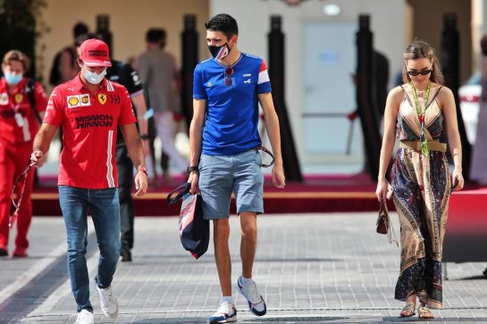 (L to R): Carlos Sainz Jr (ESP) Ferrari with Esteban Ocon (FRA) Alpine F1 Team.
12.12.2021. Formula 1 World Championship, Rd 22, Abu Dhabi Grand Prix, Yas Marina Circuit, Abu Dhabi, Race Day.
- www.xpbimages.com, EMail: requests@xpbimages.com © Copyright: XPB Images