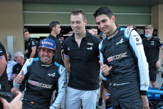 (L to R): Fernando Alonso (ESP) Alpine F1 Team with Daniil Kvyat (RUS) Alpine F1 Team Reserve Driver and Esteban Ocon (FRA) Alpine F1 Team at a team photograph.
12.12.2021. Formula 1 World Championship, Rd 22, Abu Dhabi Grand Prix, Yas Marina Circuit, Abu Dhabi, Race Day.
- www.xpbimages.com, EMail: requests@xpbimages.com © Copyright: XPB Images