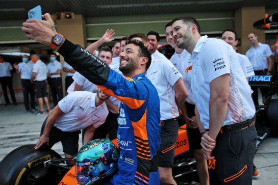 Daniel Ricciardo (AUS) McLaren at a team photograph.
12.12.2021. Formula 1 World Championship, Rd 22, Abu Dhabi Grand Prix, Yas Marina Circuit, Abu Dhabi, Race Day.
- www.xpbimages.com, EMail: requests@xpbimages.com © Copyright: XPB Images