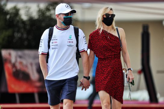 (L to R): Valtteri Bottas (FIN) Mercedes AMG F1 with his girlfriend Tiffany Cromwell (AUS) Professional Cyclist.
12.12.2021. Formula 1 World Championship, Rd 22, Abu Dhabi Grand Prix, Yas Marina Circuit, Abu Dhabi, Race Day.
- www.xpbimages.com, EMail: requests@xpbimages.com © Copyright: Batchelor / XPB Images