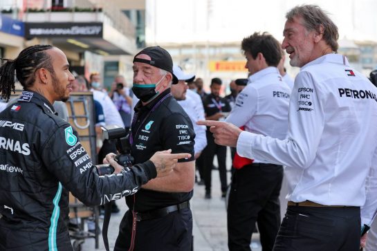 (L to R): Lewis Hamilton (GBR) Mercedes AMG F1 with Jim Ratcliffe (GBR) Chief Executive Officer of Ineos / Mercedes AMG F1 Shareholder at a team photograph.
12.12.2021. Formula 1 World Championship, Rd 22, Abu Dhabi Grand Prix, Yas Marina Circuit, Abu Dhabi, Race Day.
- www.xpbimages.com, EMail: requests@xpbimages.com © Copyright: Batchelor / XPB Images