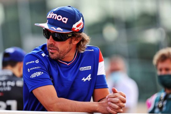 Fernando Alonso (ESP) Alpine F1 Team on the drivers parade.
12.12.2021. Formula 1 World Championship, Rd 22, Abu Dhabi Grand Prix, Yas Marina Circuit, Abu Dhabi, Race Day.
- www.xpbimages.com, EMail: requests@xpbimages.com © Copyright: Batchelor / XPB Images