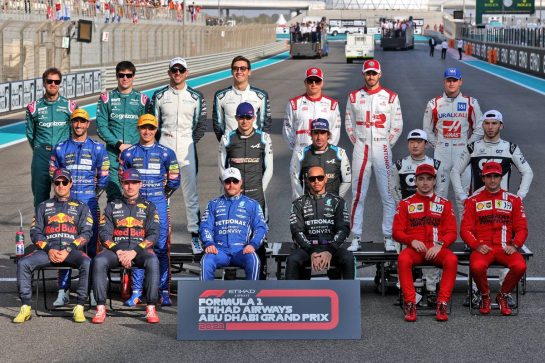 Drivers' end of season photograph.
12.12.2021. Formula 1 World Championship, Rd 22, Abu Dhabi Grand Prix, Yas Marina Circuit, Abu Dhabi, Race Day.
- www.xpbimages.com, EMail: requests@xpbimages.com © Copyright: Batchelor / XPB Images