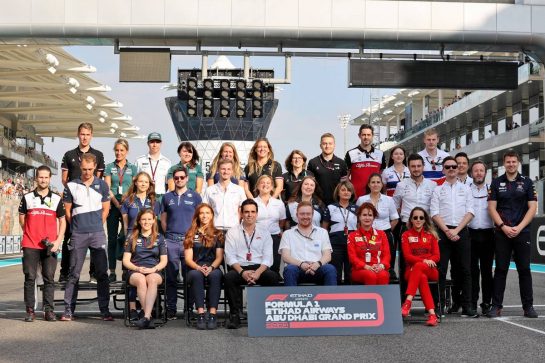 Teams' Press Officers end of season photograph.
12.12.2021. Formula 1 World Championship, Rd 22, Abu Dhabi Grand Prix, Yas Marina Circuit, Abu Dhabi, Race Day.
- www.xpbimages.com, EMail: requests@xpbimages.com © Copyright: Batchelor / XPB Images