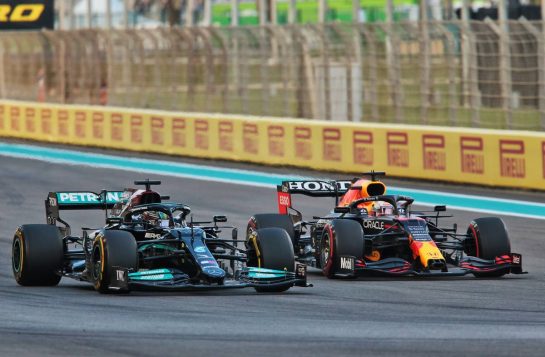 Lewis Hamilton (GBR) Mercedes AMG F1 W12 and Max Verstappen (NLD) Red Bull Racing RB16B battle for the lead at the start of the race.
12.12.2021. Formula 1 World Championship, Rd 22, Abu Dhabi Grand Prix, Yas Marina Circuit, Abu Dhabi, Race Day.
- www.xpbimages.com, EMail: requests@xpbimages.com © Copyright: XPB Images