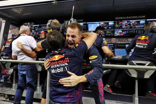 Red Bull Racing celebrates Max Verstappen (NLD) Red Bull Racing RB16B winning the race and the World Championship.
12.12.2021. Formula 1 World Championship, Rd 22, Abu Dhabi Grand Prix, Yas Marina Circuit, Abu Dhabi, Race Day.
- www.xpbimages.com, EMail: requests@xpbimages.com © Copyright: Moy / XPB Images