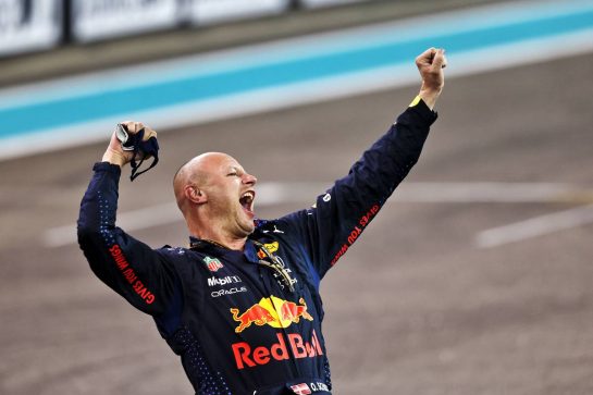 Red Bull Racing celebrates Max Verstappen (NLD) Red Bull Racing RB16B winning the race and the World Championship.
12.12.2021. Formula 1 World Championship, Rd 22, Abu Dhabi Grand Prix, Yas Marina Circuit, Abu Dhabi, Race Day.
- www.xpbimages.com, EMail: requests@xpbimages.com © Copyright: Moy / XPB Images