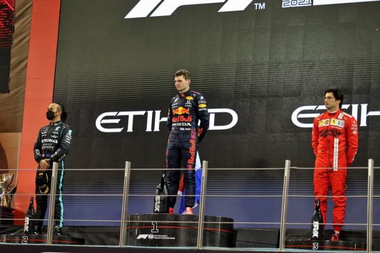 The podium (L to R): Lewis Hamilton (GBR) Mercedes AMG F1, second; Max Verstappen (NLD) Red Bull Racing, race winner and World Champion; Carlos Sainz Jr (ESP) Ferrari, third.
12.12.2021. Formula 1 World Championship, Rd 22, Abu Dhabi Grand Prix, Yas Marina Circuit, Abu Dhabi, Race Day.
- www.xpbimages.com, EMail: requests@xpbimages.com © Copyright: Moy / XPB Images