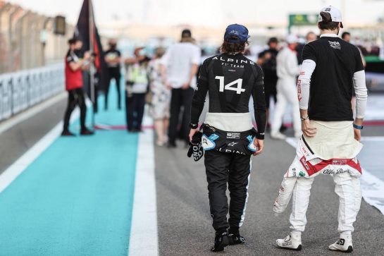 Fernando Alonso (ESP), Alpine F1 Team and Antonio Giovinazzi (ITA), Alfa Romeo Racing
12.12.2021. Formula 1 World Championship, Rd 22, Abu Dhabi Grand Prix, Yas Marina Circuit, Abu Dhabi, Race Day.
- www.xpbimages.com, EMail: requests@xpbimages.com © Copyright: Charniaux / XPB Images