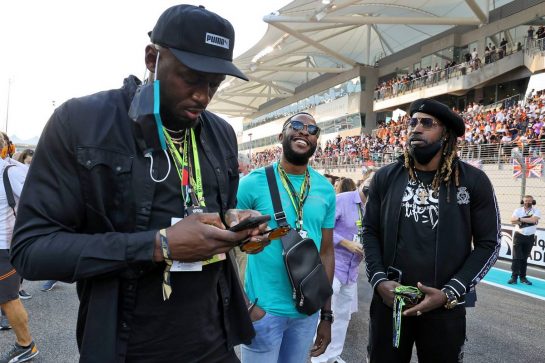 Usain Bolt (JAM) Athlete (Left) with Chris Gayle (JAM) Cricket Player (Right) on the grid.
12.12.2021. Formula 1 World Championship, Rd 22, Abu Dhabi Grand Prix, Yas Marina Circuit, Abu Dhabi, Race Day.
- www.xpbimages.com, EMail: requests@xpbimages.com © Copyright: Moy / XPB Images