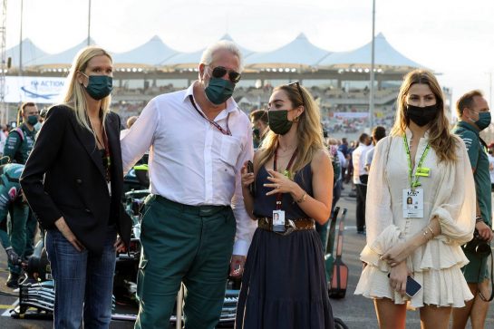 Lawrence Stroll (CDN) Aston Martin F1 Team Investor with family on the grid.
12.12.2021. Formula 1 World Championship, Rd 22, Abu Dhabi Grand Prix, Yas Marina Circuit, Abu Dhabi, Race Day.
- www.xpbimages.com, EMail: requests@xpbimages.com © Copyright: Moy / XPB Images