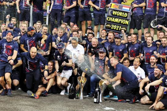 Race winner Max Verstappen (NLD) Red Bull Racing celebrates winning the World Championship with the team.
12.12.2021. Formula 1 World Championship, Rd 22, Abu Dhabi Grand Prix, Yas Marina Circuit, Abu Dhabi, Race Day.
- www.xpbimages.com, EMail: requests@xpbimages.com © Copyright: Moy / XPB Images