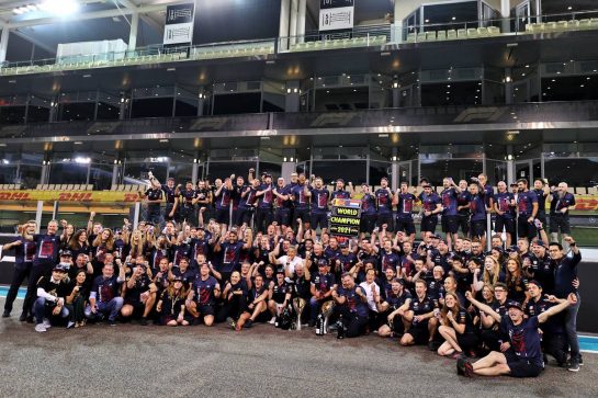 Race winner Max Verstappen (NLD) Red Bull Racing celebrates winning the World Championship with the team.
12.12.2021. Formula 1 World Championship, Rd 22, Abu Dhabi Grand Prix, Yas Marina Circuit, Abu Dhabi, Race Day.
- www.xpbimages.com, EMail: requests@xpbimages.com © Copyright: Moy / XPB Images